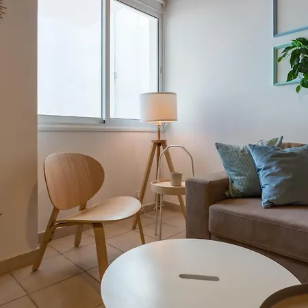 アパート Laurel 2-bedroom In *